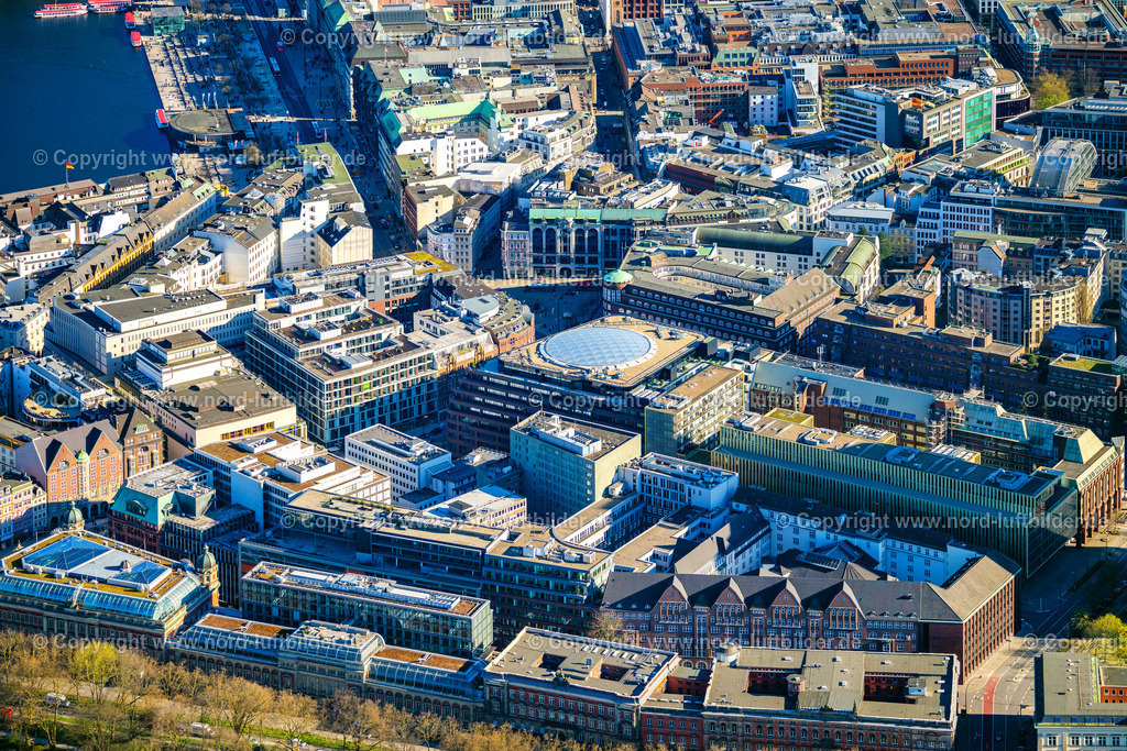 Hamburg_Mitte_Deutschlandhaus_Gänsemarkt_ELS_4105060425 | HAMBURG 06.04.2025 Baustelle zum Neubau eines Büro- und Geschäftshauses " Deutschlandhaus " an der Dammtorstraße - Ecke Valentinskamp in Hamburg, Deutschland. Weiterführende Informationen bei: ABG Real Estate Holding GmbH & Co. Kommanditgesellschaft,  Backsteen GmbH,  Hadi Teherani Architects GmbH,  Wenzel+Wenzel GmbH,  ZECH Bau SE. // Construction site to build a new office and commercial building " Dammtorstrasse - corner of Valentinskamp Deutschlandhaus " in Hamburg, Germany. Further information at: ABG Real Estate Holding GmbH & Co. Kommanditgesellschaft,  Backsteen GmbH,  Hadi Teherani Architects GmbH,  Wenzel+Wenzel GmbH,  ZECH Bau SE. Foto: Martin Elsen