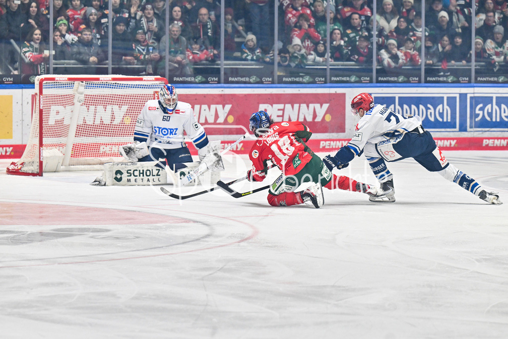 Augsburger Panther - Schwenninger Wild Wings | AUGSBURG, GERMANY - 02. JANUARY: in dieser Szene erzielt Anthony LOUIS (Augsburger Panther 18) den Treffer zum 1-0 für den AEV / Tor / Torschuetze / Freude / Happy während dem Match zwischen den Augsburger Panthern und den Schwenninger Wild Wings am 35. Spieltag der Penny DEL im Curt Frenzel Stadion