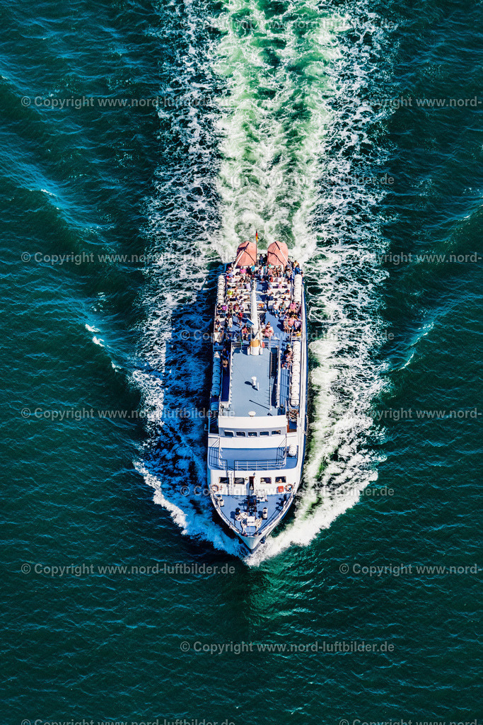 Sassnitz_MS_Cap_Arkona_Adler_Schiffe_Fahrgastschiff_ELS_5408100822 | SASSNITZ 10.08.2022 Passagier- und Fahrgast- Schiff CAP ARKONA in Fahrt auf der Ostsee in Sassnitz an der Ostseeküste im Bundesland Mecklenburg-Vorpommern, Deutschland. Weiterführende Informationen bei: Adler-Schiffe GmbH & Co. KG. // Passenger ship CAP ARKONA in port on street Strandpromenade in Sassnitz at the baltic sea coast in the state Mecklenburg - Western Pomerania, Germany. Further information at: Adler-Schiffe GmbH & Co. KG. Foto: Martin Elsen