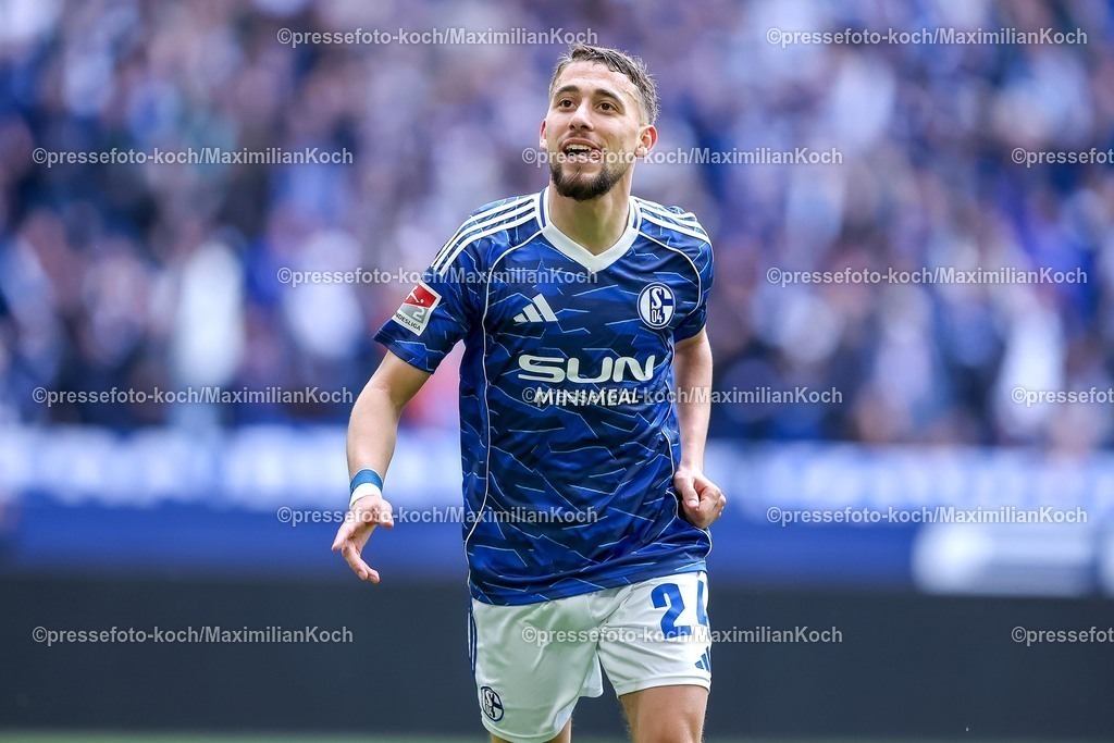 S0419042601031 | 19.04.2026, Fußball, FC Schalke 04 - SC Preußen Münster, 30. Spieltag, 2. Fußball Bundesliga, Veltins-Arena Gelsenkirchen, Saison 2025 2026: Torjubel nach dem Tor zum 3:0 durch Torschütze Adil Aouchiche&nbsp;(Schalke04 #24)  DFB regulations prohibit any use of photographs as image sequences and or quasi-video.