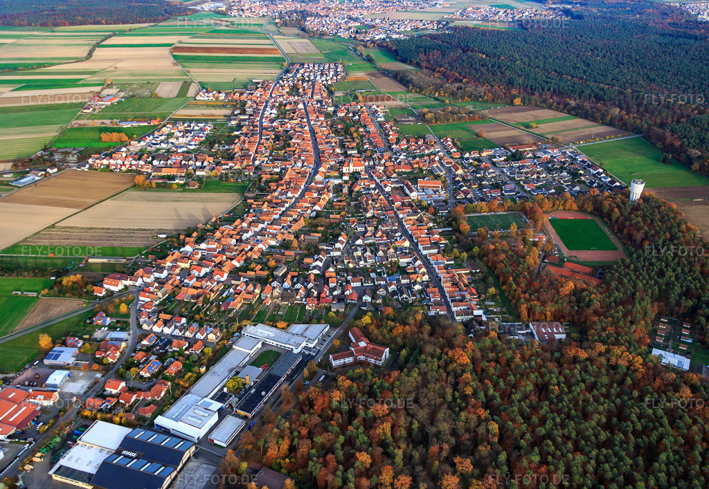 Luftbild: Dorfübersicht aus Westen in Hatzenbühl im Bundesland Rheinland-Pfalz in Deutschland. Foto: IMG_085249.jpg vom 08.11.2015 durch Werner Riehm/FLY-FOTO.de