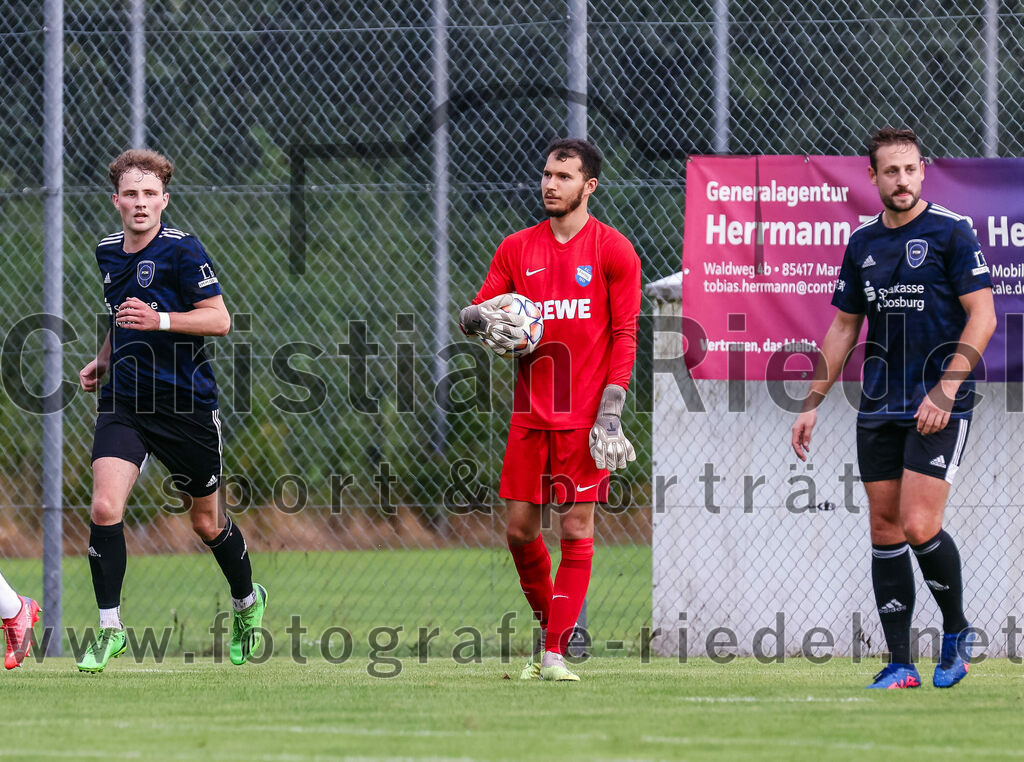 2023-07-28_043_FC_Eitting_gegen_FC_Moosburg | Eitting, Deutschland, 28.07.2023:
Fußball, Kreisliga 2023 / 2024, 1. Spieltag, FC Eitting gegen FC Moosburg, Endergebnis: 1:1

Maximilian Denteler (FC Moosburg, #17), Torwart Noah Mpatsios (FC Eitting, #1), Thomas Vogl (FC Moosburg, #9)

Foto: Christian Riedel / fotografie-riedel.net