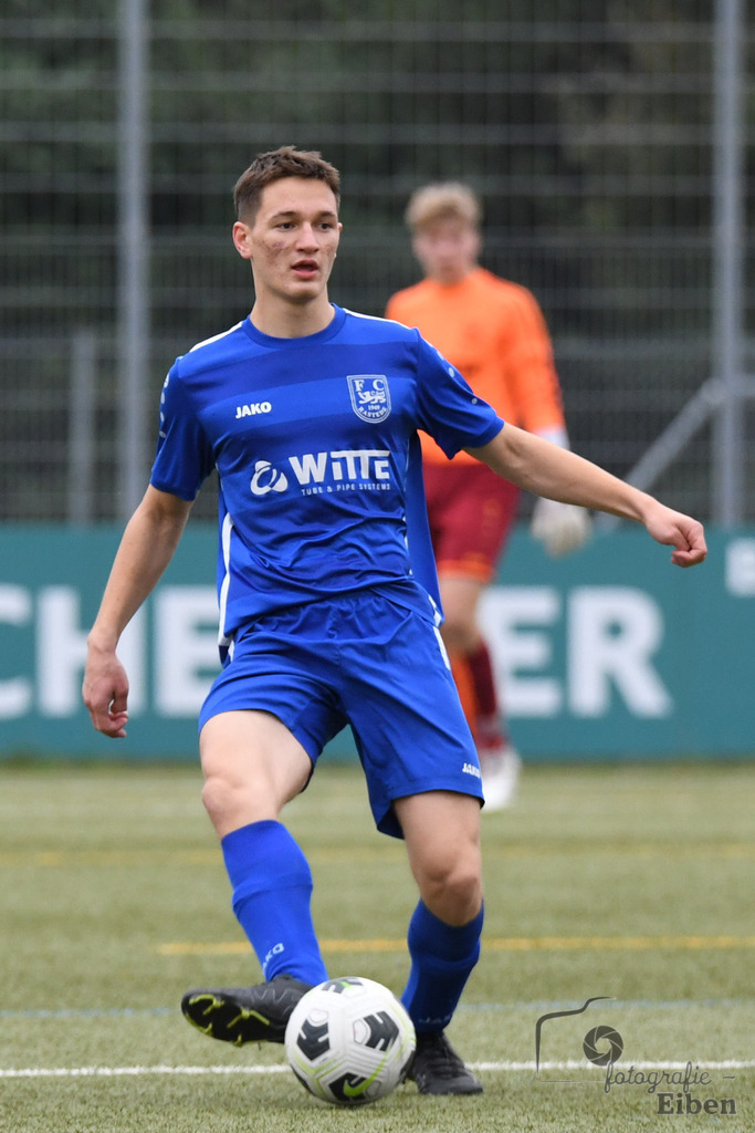 FC Rastede-JFV Leer | A-Jugend Bezirksliga; FC Rastede (blau)-JFV Leer (orange) am 07.10.2023; in Rastede (Sportanlage Köttersweg), Photo: Philip Eiben 2023 - Realisiert mit Pictrs.com