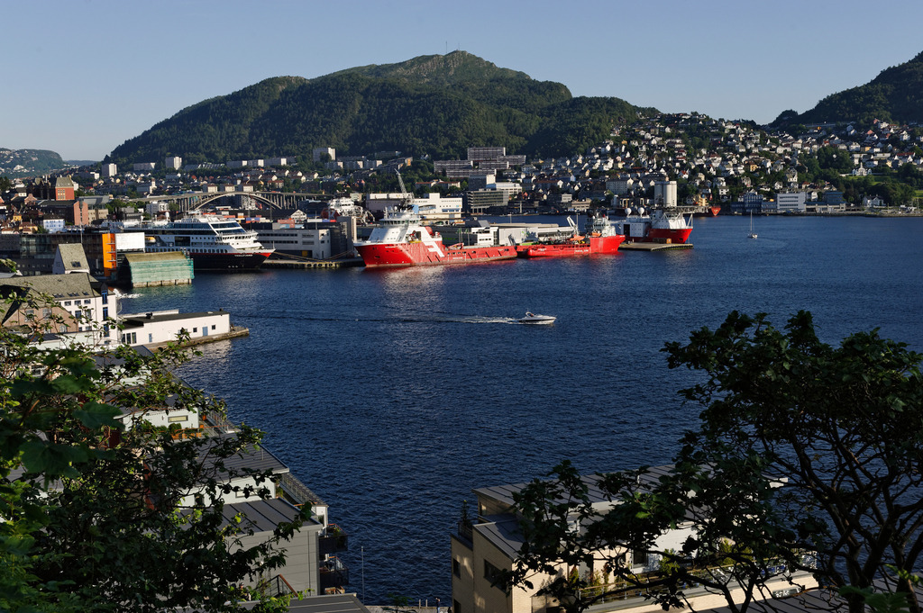 Hafenansicht | Bergen, Norwegen - July 13, 2011: Hafenansicht. - Realisiert mit Pictrs.com