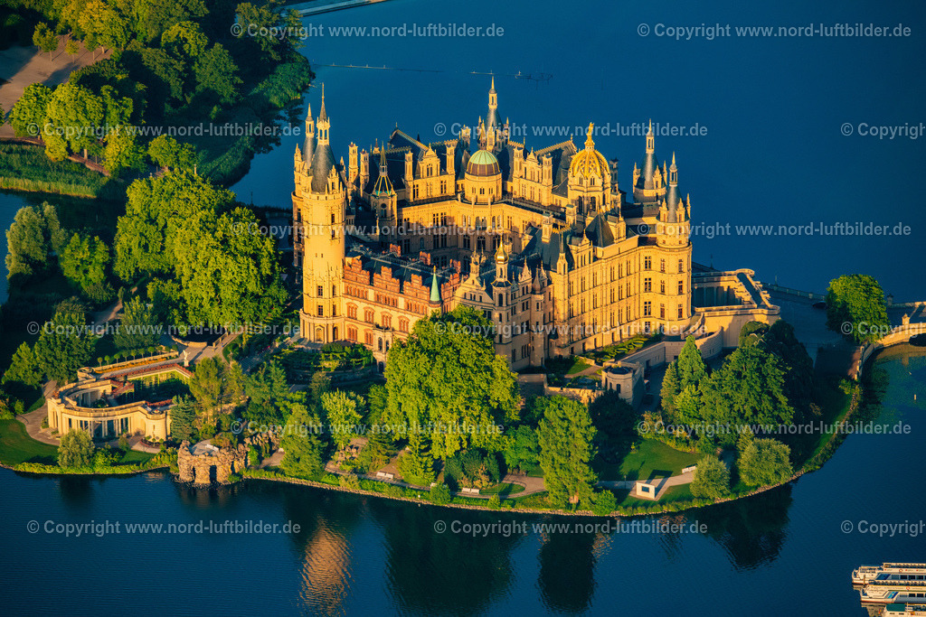 Schwerin_Schweriner_Schloss_ELS_4275100822 | SCHWERIN 10.08.2022 Kuppeltürme des Schweriner Schloßes und der Schloßkirche am Schlossgarten, dem Sitz des Landtages in der Landeshauptstadt von Mecklenburg-Vorpommern. Weiterführende Informationen bei: Landtages Mecklenburg-Vorpommern,  Staatliche Schlösser, Gärten und Kunstsammlungen M-V,  Staatliches Museum Schwerin/ Ludwigslust/ Güstrow. // Schwerin Castle in the state capital of Mecklenburg-Western Pomerania. Further information at: Landtages Mecklenburg-Vorpommern,  Staatliche Schloesser, Gaerten und Kunstsammlungen M-V,  Staatliches Museum Schwerin/ Ludwigslust/ Guestrow. Foto: Martin Elsen