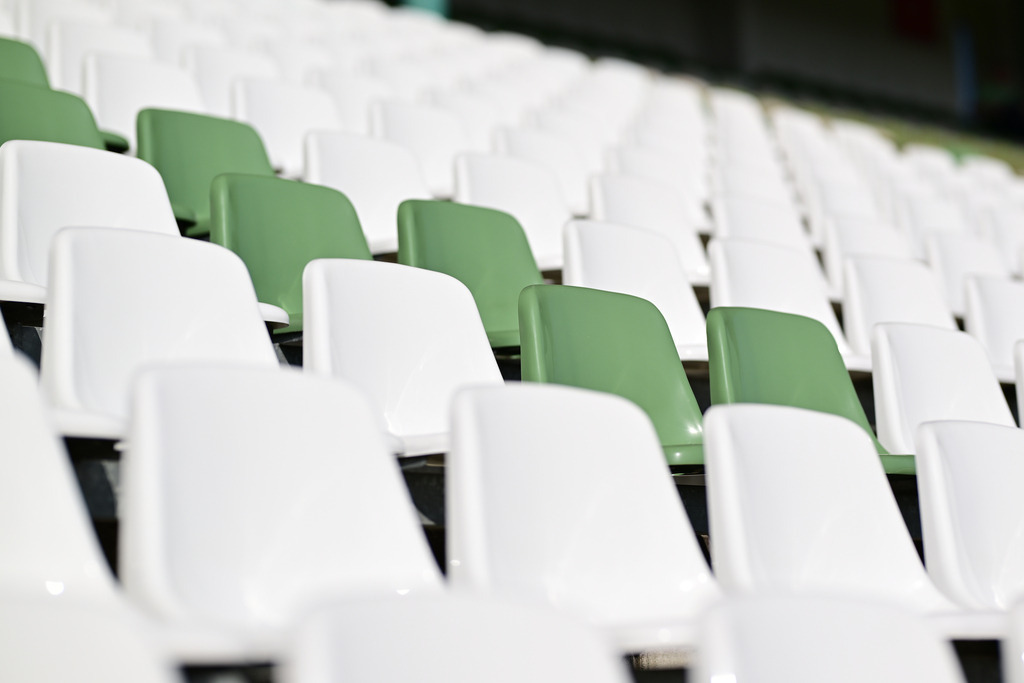 Fußball I Herren I Saison 2024-2025 I Regionalliga Nord I 25. Spieltag I VfB Lübeck - SSV Jeddeloh | Symbol, Symbolfoto, Symbolbild, Sinnbild, Bildsymbol, Darstellung, Signum: Lübecker Lohmühle, Stadion an der Lohmühle, Sitze, Schalensitze, Tribüne, Dach, Vordach, Haupttribüne - Realisiert mit Pictrs.com
