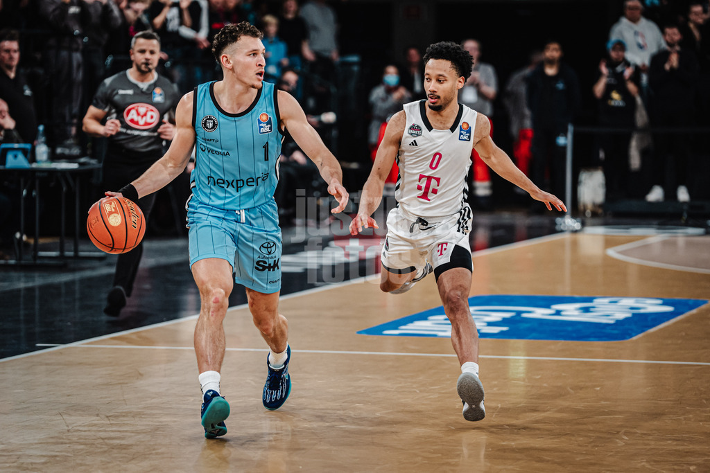 Basketball | Männer | Saison 2024/2025 | easyCredit Basketball Bundesliga | 16. Spieltag | Veolia Towers Hamburg vs. Telekom Baskets Bonn | 10.01.2025 | v.l. Brae Ivey (#1, Veolia Towers Hamburg) und Darius McGhee (#0, Telekom Baskets Bonn)