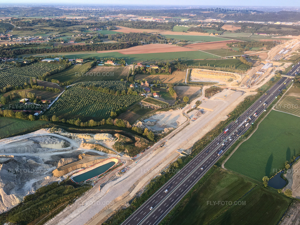Aerial view: Tunnel construction site along the A4 in the district Bornade di Sotto in Desenzano in the state Brescia, Italy.Photo: IMG-135012.jpg taken on 09/23/2022 by Werner Riehm/FLY-FOTO.comResolution of the original: 4032 x 3024 px
