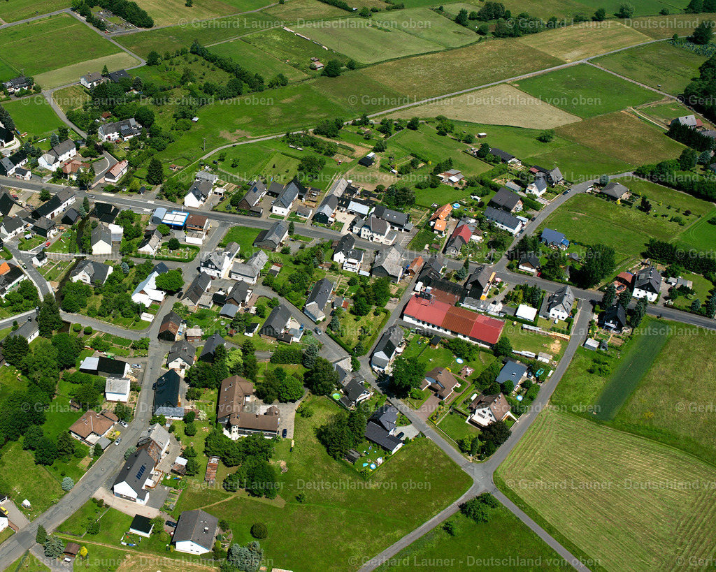 2610736 | MüNCHHAUSEN 09.06.2006 Landwirtschaftliche Nutzflächen und Feldgrenzen  umsäumen das Siedlungsgebiet des Dorfes in Münchhausen im Bundesland Hessen, Deutschland // Agricultural land and field boundaries surround the settlement area of the village  in Münchhausen in the state Hesse, Germany Foto: Gerhard Launer