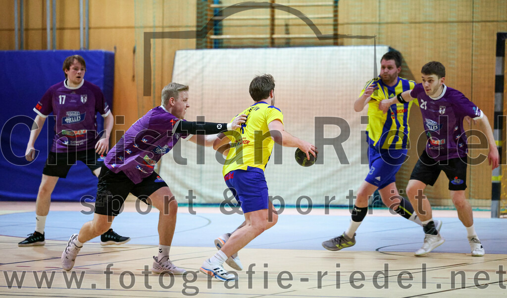 2023-03-11_008_SpVgg_Altenerding_gegen_SSG_Metten | Erding, Deutschland, 11.03.2023:
Handball, Bezirksoberliga Männer 2022 / 2023, 17. Spieltag, SpVgg Altenerding gegen SSG Metten, Endergebnis: 26:22

Niklas Fleps (SpVgg Altenerding, #17), Jakob Obermair (SpVgg Altenerding, #19), David Huml (SSG Metten, #4), Sebastian Klima (SSG Metten, #93), Severin Lößl (SpVgg Altenerding, #21)

Foto: Christian Riedel / fotografie-riedel.net