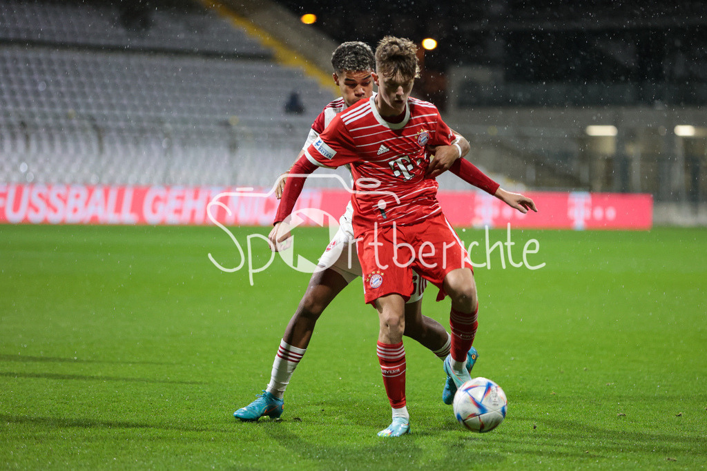 FC Bayern Amateure - 1. FC Nuernberg II | Jermain Nischalke (FCN #26) im Duell mit Paul Wanner (FCB #31)