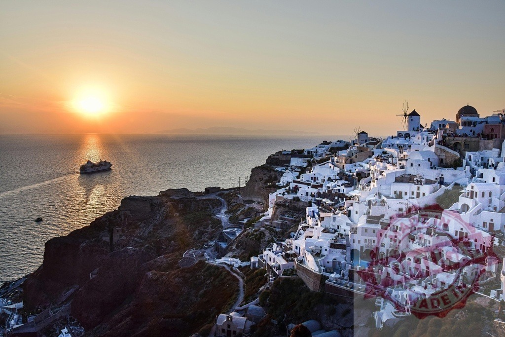 Oia Santorini island sunset with cruise ship sailing caldera | Oia village white houses and windmills clinging to the cliffside at sunset over Aegean Sea - Realisiert mit Pictrs.com