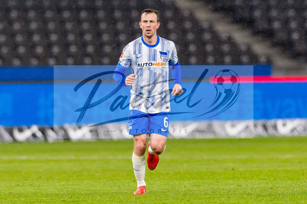 HERBOC20220204_279 | Fussball, Herren: Vladimir Darida (Hertha BSC) in Aktion, am Ball, Einzelaktion bei dem Spiel der 1. Bundesliga zwischen Hertha BSC und VfL Bochum im Olypiastadion am 04.02.2022 in Berlin, Deutschland.DFB / DFL REGULATIONS PROHIBIT ANY USE OF PHOTOGRAPHS AS IMAGE SEQUENCES AND/OR QUASI-VIDEO. - Realisiert mit Pictrs.com