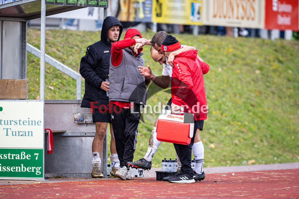 TSV Peißenberg gegen MTV Berg | Fußball Herren Kreisliga Gruppe 1 Zugspitze 2025/26 10. Spieltag, TSV Peißenberg gegen MTV Berg, 20251005,Lukas HARTMANN (TSVP 19) verletzt zur Bank gebracht,2025-10-05 in Peißenberg (Sportzentrum Peißenberg), Lukas HARTMANN (TSVP 19)Copyright: WolfgangxLindner www.foto-lindner.de