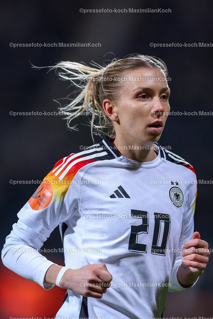DFB0212240114202213 | 02.12.2024, Fußball Länderspiel Frauen, Deutschland - Italien, Vonovia-Ruhrstadion Bochum, Saison 2024 2025: Elisa Senß (GER #20)DFB regulations prohibit any use of photographs as image sequences and or quasi-video.