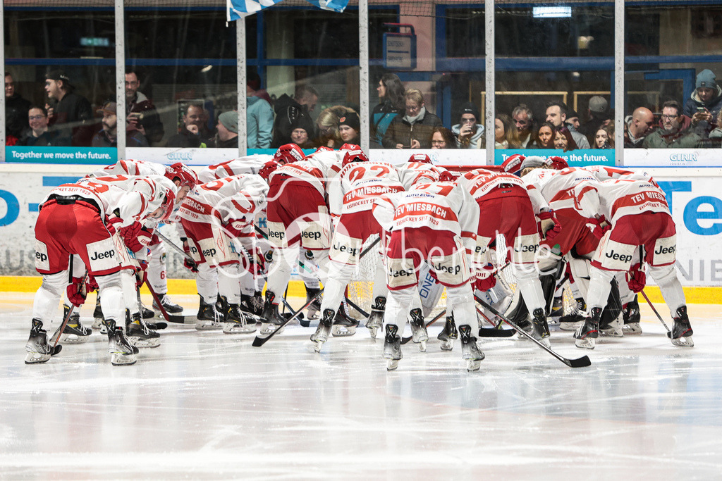 EHC Königsbrunn - TEV Miesbach | Die Gaeste motivieren sich nochmal vor der Partie