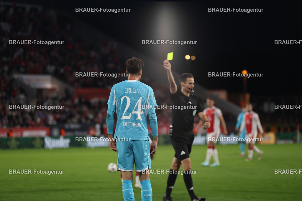 Rot-Weiss Essen - Hansa Rostock | Essen, Deutschland, 01.10.2025 Daniel Bartnitzki (1.Offizieller) zeigt Luca Erlein (TSG Hoffenheim) die gelbe Kartewährend des 3.Liga Spiels zwischen  Rot-Weiss Essen und TSG Hoffenheim u23 am 20.09.2025 im Stadion an der Hafenstraße in Essen. (Foto von Timo Bluhmki-Schmidt/Brauer Fotoagentur