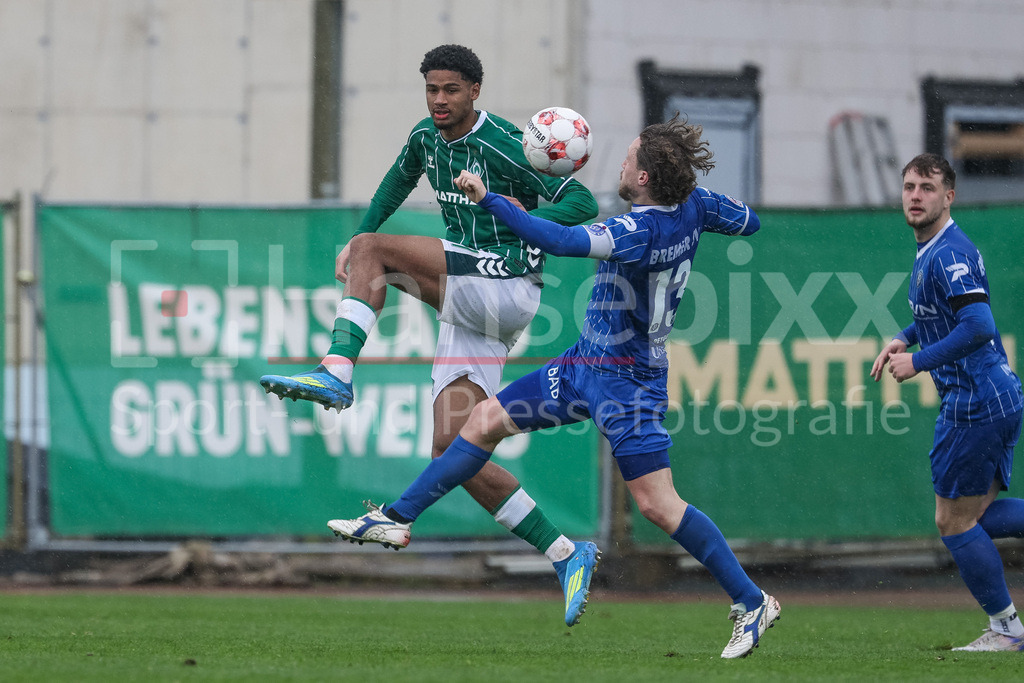 Fussball, Regionalliga Nord, SV Werder Bremen II - Bremer SV | v.li.: Salim Musah (SV Werder Bremen II, 11) und Justin Bretgeld (Bremer SV, 13) im Zweikampf, Duell, Dynamik, Aktion, Action, Spielszene