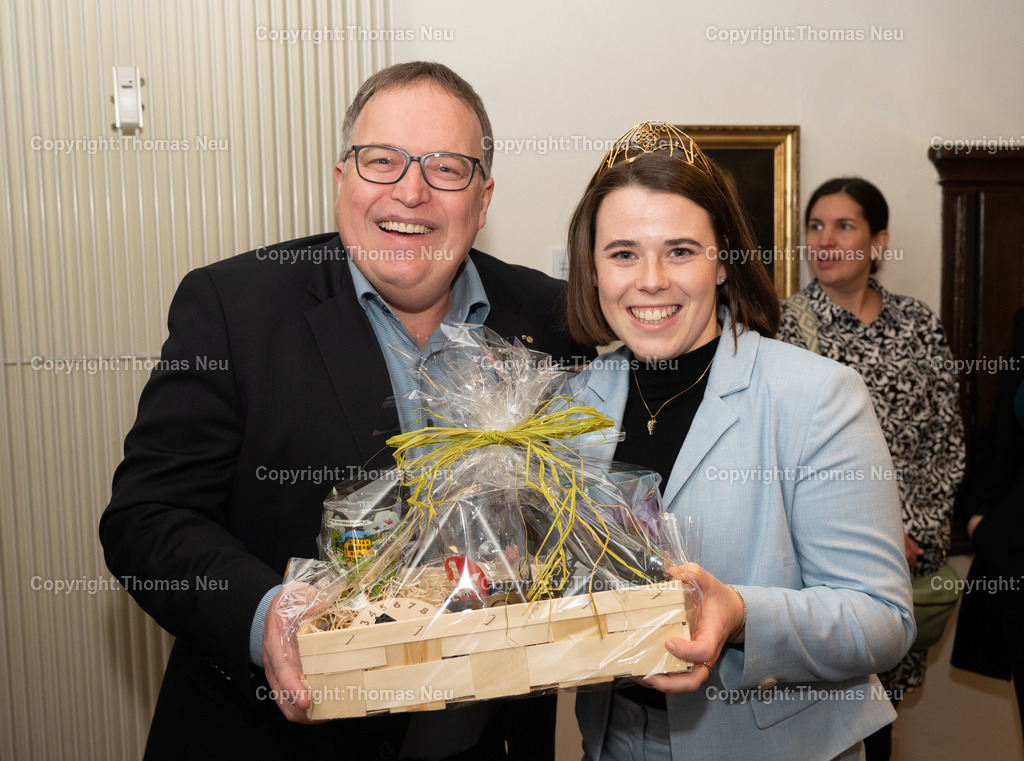 DSC_2719 | bre,bzw,Zwingenberg, Die deutsche Winprinzessin Katja Simon (2.v.links) wurde am 19.Oktober im Diefenbachsaal in Zwingenberg von Landrat Christian Engelhardt zur Botschafterin der Bergstraße ernannt,  hier mit Marco Vogel, Bild: Thomas Neu