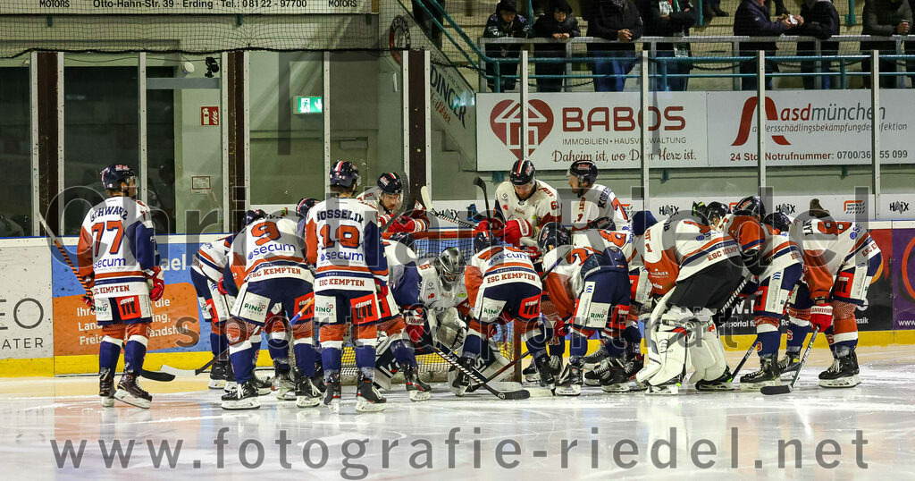 2023-03-07_008_TSV_Erding_gegen_ESC_Kempten | Erding, Deutschland, 07.03.2023:
Eishockey, Bayernliga Playoffs 2022 / 2023, Viertelfinale, TSV Erding gegen ESC Kempten, Endergebnis: 9:3

Kodi Schwarz (ESC Kempten, #77), Michel Maaßen (ESC Kempten, #9)

Foto: Christian Riedel / fotografie-riedel.net