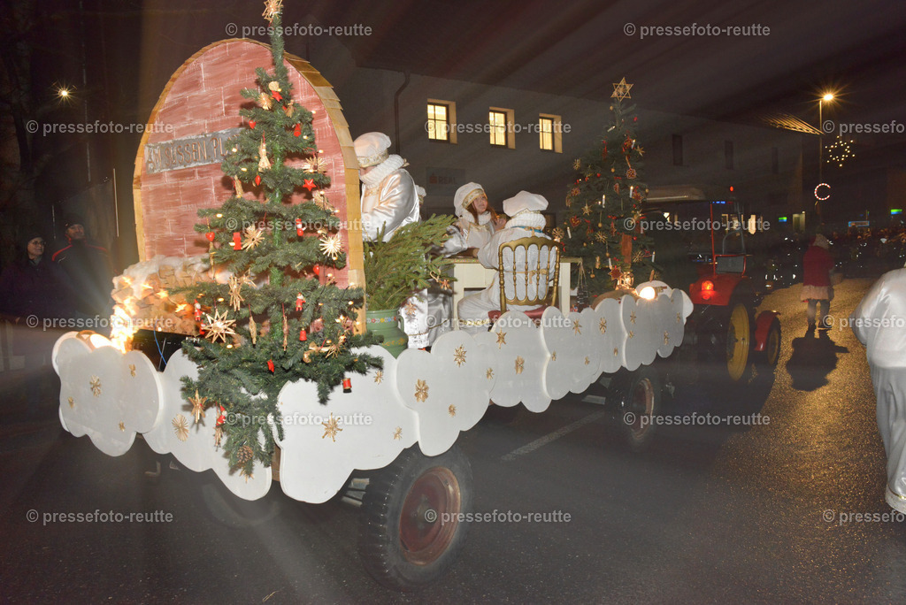 -news-2022-Dez05-Nikolo-Einzug-Lechaschau-WTV_6261 | Info aus dem Bezirk Reutte/Ausserfern Tirol sowie eine umfangreiche Bilddatenbank über die gesamte Region: Lechtal, Talkessel Reutte, Tannheimertal, Zwischentoren. Lech, Plansee, Zugspitze, Grenztunnel, B179, Fernpassstraße, Verkehr, Lawinen, Tradition, - Realisiert mit Pictrs.com