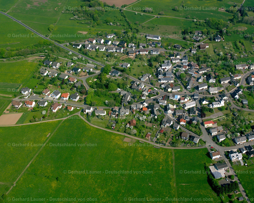 2610008 | NENDEROTH 09.06.2006 Landwirtschaftliche Nutzflächen und Feldgrenzen  umsäumen das Siedlungsgebiet des Dorfes in Nenderoth im Bundesland Hessen, Deutschland // Agricultural land and field boundaries surround the settlement area of the village  in Nenderoth in the state Hesse, Germany Foto: Gerhard Launer