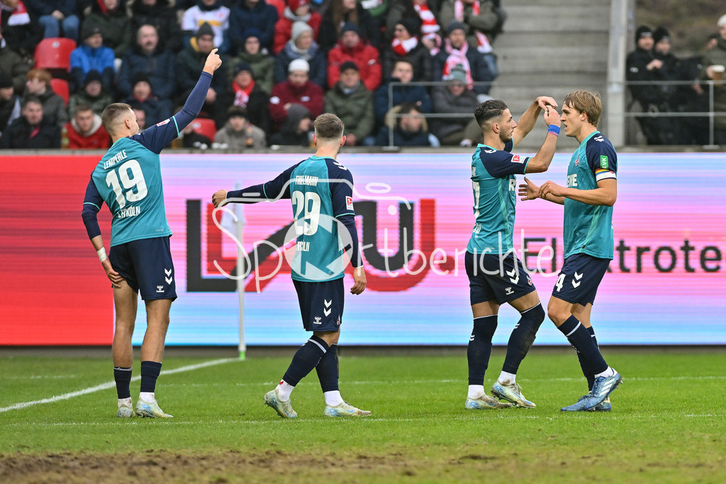 SSV Jahn Regensburg - 1. FC Köln | Torschuetez zum 0-1 Tim LEMPERLE (1. FC Koeln 19) muss nach seinem Treffer verletzt ausgewechselt werden / Jubel / Happy / Verletzung / Auswechslung / 2. Bundesliga: SSV Jahn Regensburg - 1. FC Koen, Jahnstadion am 08.12.2024