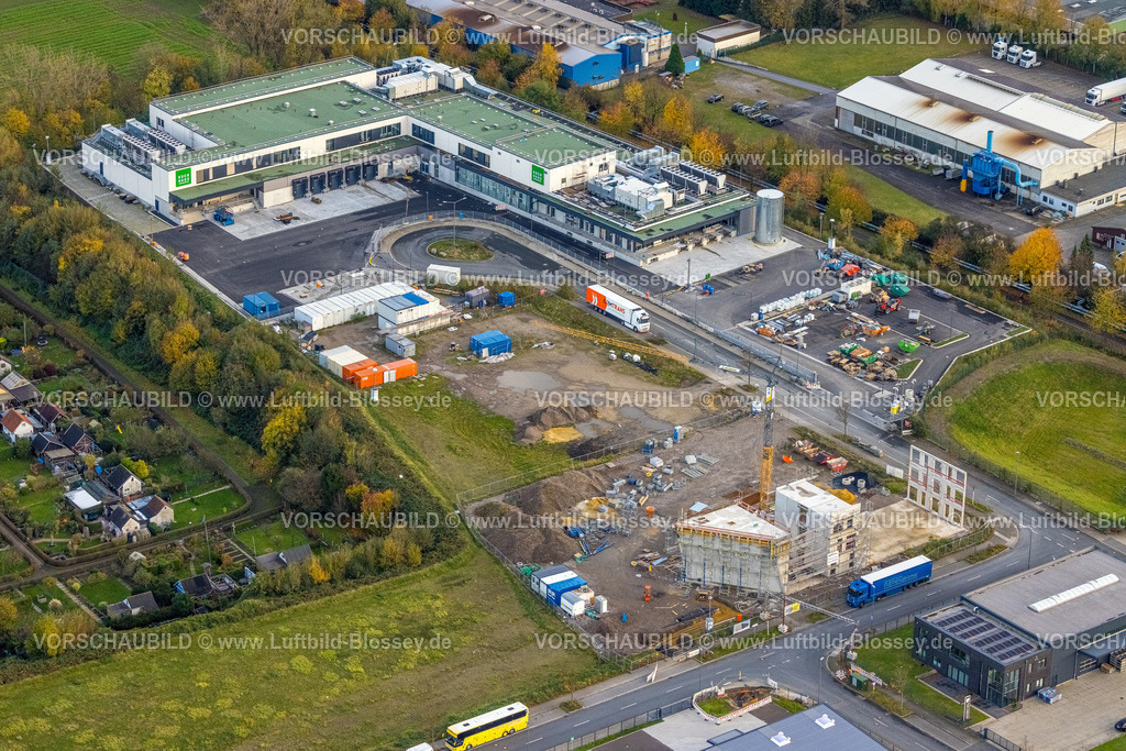 Bochum231102216 | Luftbild, Baustelle und Neubau im Gewerbegebiet An der Salzstraße, Koch Haus Neue Zentralküche mit grünem Dach des Katholischen Klinikums Bochum und der St. Elisabeth Gruppe, umgeben von herbstlichen Laubbäumen, Baustelle und Baugerüst mit Gebäude-Neubau An der Salzstraße Ecke Lothringer Allee, Gerthe, Bochum, Ruhrgebiet, Nordrhein-Westfalen, Deutschland