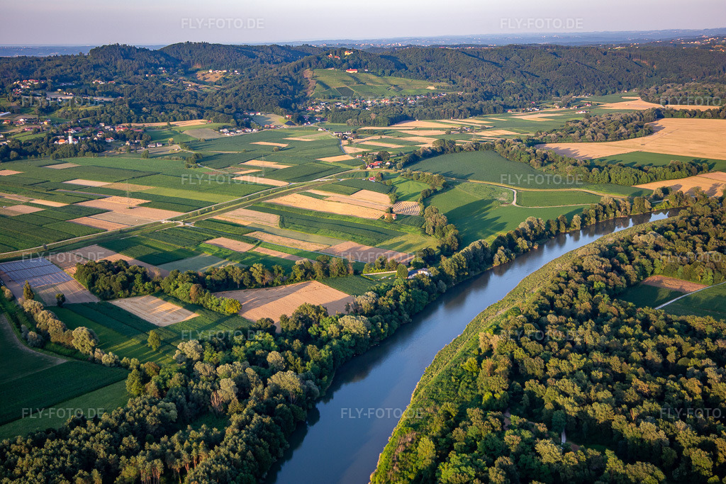 Luftbild: Flußbiegung der Drau/Drava im Ortsteil Vurberk in Duplek im Bundesland Slowenien in Slowenien. Foto: IMG_137402.jpg vom 08.07.2023 durch Werner Riehm/FLY-FOTO.de