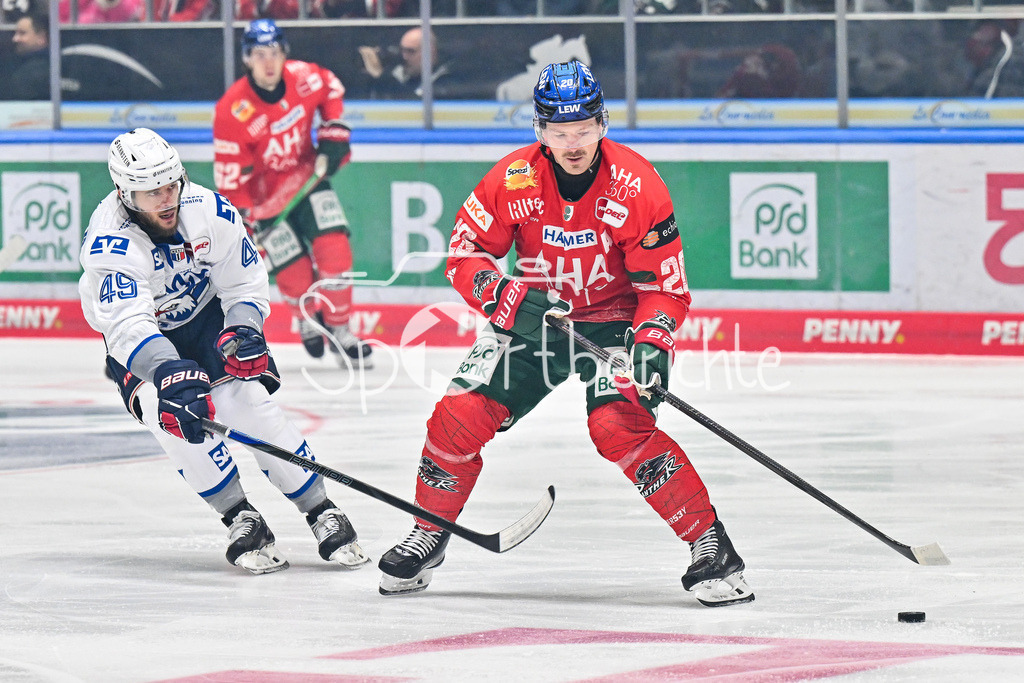Augsburger Panther - Adler Mannheim | im Duell Lukas KÄLBLE (Adler Mannheim 49) und Cody KUNYK (Augsburger Panther #20) / Zweikampf / DEL: Augsburger Panther - Adler Mannheim; Curt Frenzel Stadion am 14.09.2025