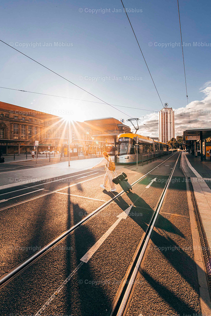 Leipziger Hauptbahnhof | Der Leipziger Hauptbahnhof ist nicht nur ein Verkehrsknotenpunkt, sondern auch architektonisch und stadtgeschichtlich ein echtes Highlight. Sein Vorplatz ist Drehscheibe für Menschen, Linien, City-Flair und Shopping – ein Ort voller Dynamik mitten im Herzen der Stadt.  - Realisiert mit Pictrs.com