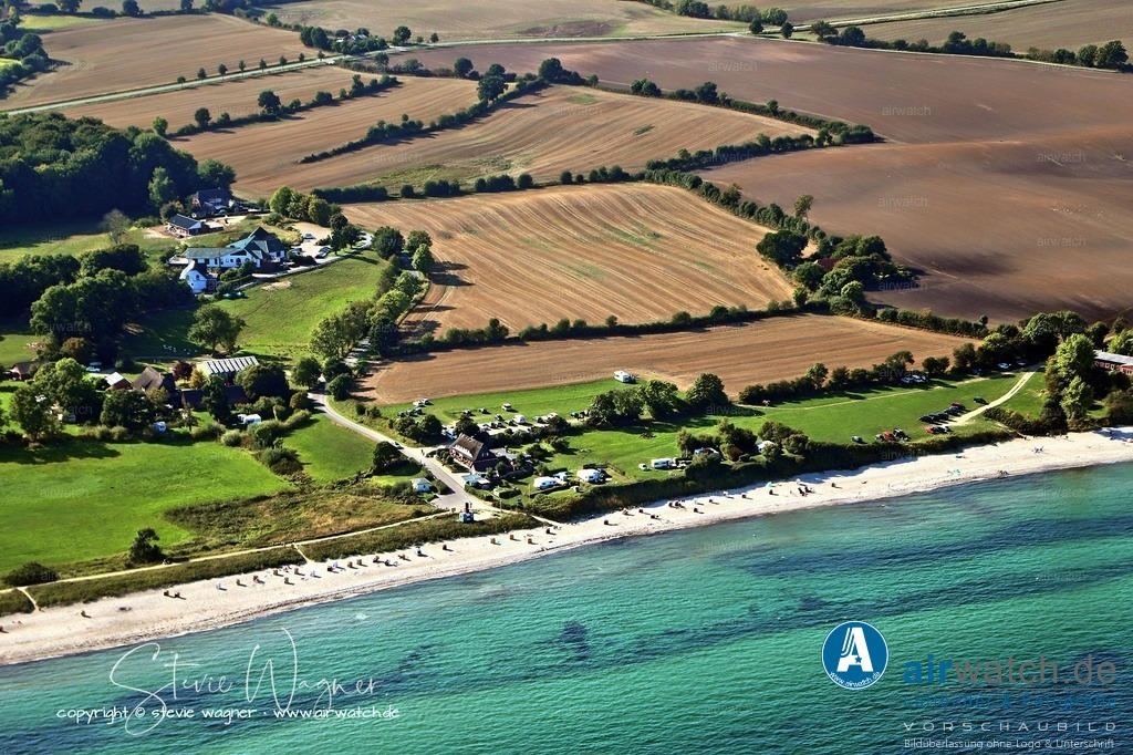 Luftbild Strand Pottloch - liegt an der Geltinger Bucht in Schleswig-Holstein | Der Strand Pottloch liegt an der Geltinger Bucht in Schleswig-Holstein, nahe dem Ort Kronsgaard, und ist ein beliebter Naturstrand an der Ostsee. Der Strand zeichnet sich durch eine idyllische Lage direkt am Wasser, eine gute Erreichbarkeit und eine naturnahe Umgebung aus. Er eignet sich sowohl für Familien als auch für Hundebesitzer, da ein separater Hundestrand eingerichtet ist, wo Hunde frei laufen können.Zu den Besonderheiten gehören eine Schutzhütte, Toiletten und Parkmöglichkeiten in unmittelbarer Nähe. Der flach abfallende Strand ist ideal zum Baden und Spielen im Sand. In der Umgebung gibt es Wander- und Radwege, die eine Erkundung der landschaftlich reizvollen Region ermöglichen.
