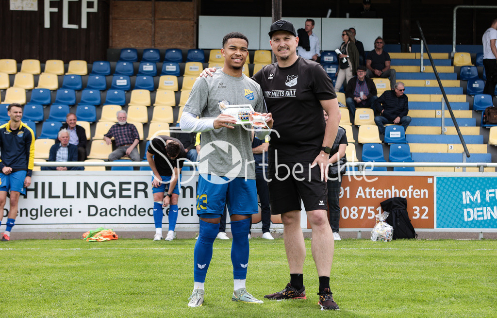 FC Pipinsried - SV Wacker Burghausen | Der FC Pipinsried verabschiedet vor der Partie gegen Burghausen noch einige Spieler / Im Bild Ahanna Francis AGBOWO (FCP #23) und Praesident Benny Rauch