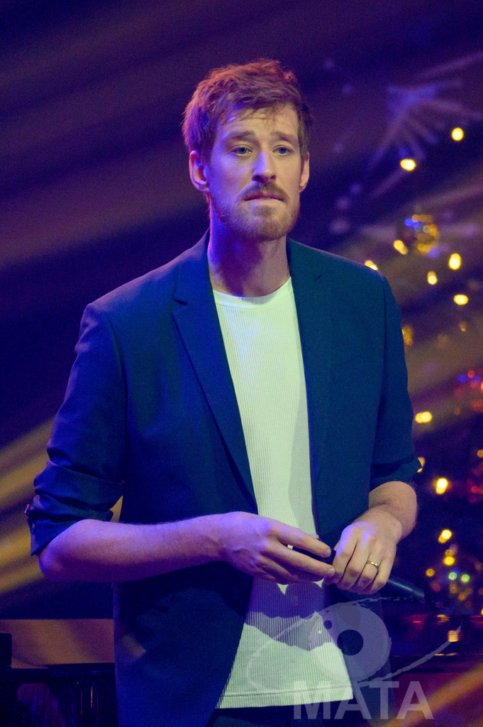 _DWA1458 | Sebastian Winkler (BAYERN 3) bei '30 Jahre Sternstunden-Gala 2023' in der Frankenhalle. Nürnberg, 15.12.2023 - Realisiert mit Pictrs.com