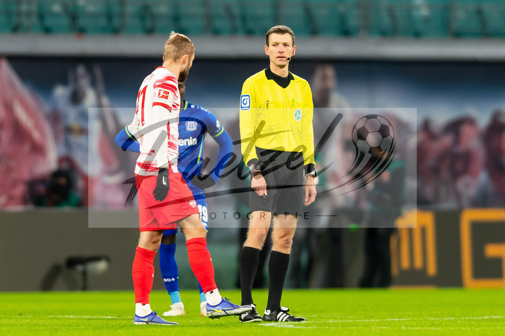 RBLLEV20211128_113 | Fussball, Herren: Schiedsrichter Benjamin Cortus schaut bei dem Spiel der 1. Bundesliga zwischen RB Leipzig und Bayer 04 Leverkusen in der Red Bull Arena am 28.11.2021 in Leipzig, Deutschland.DFB / DFL REGULATIONS PROHIBIT ANY USE OF PHOTOGRAPHS AS IMAGE SEQUENCES AND/OR QUASI-VIDEO. - Realisiert mit Pictrs.com