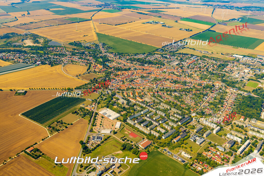 Luftaufnahme der Stadt Querfurt - Die Luftaufnahme wurde 2025 vom UL-Flugzeug heraus erstellt ( keine Drohne ) - Hochauflösende Luftaufnahme - für professionelle Ausdrucke geeignet. Die Geschenkidee !Hier alle&nbsp;Infos zur Lizenzierung der LuftaufnahmeWir fliegen auch dieses Jahr wieder in Ihre Region um Luftbilder zu erstellen.- Luftbild anfragen