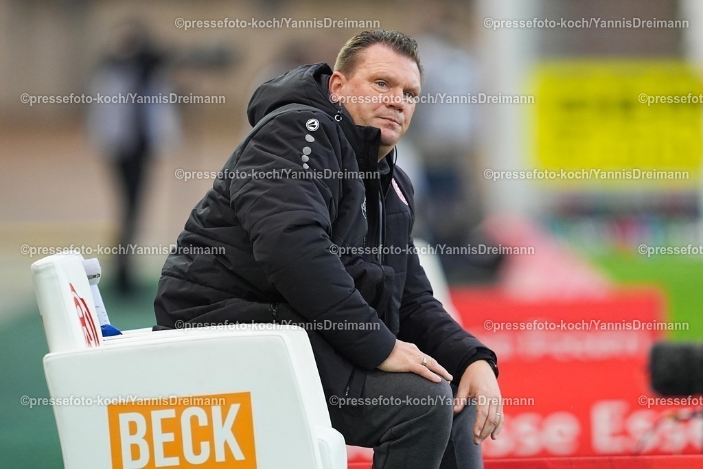 xYDRx02112502055 | 02.11.2025, xydrx, Fußball, 3.Liga, Rot-Weiss Essen - 1.FC Schweinfurt 05, Saison 2025 2026, Stadion an der Hafenstraße: Uwe Koschinat (Cheftrainer Rot-Weiss Essen)   DFB regulations prohibit any use of photographs as image sequences and or quasi-video.