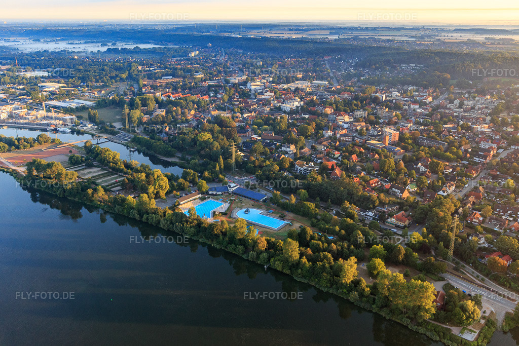 Luftbild: Freizeitbad Geesthacht an der Elbe in Geesthacht im Bundesland Schleswig-Holstein in Deutschland. – Foto: IMG_110207.jpg vom 18.08.2018 durch Werner Riehm/FLY-FOTO.de – Auflösung des Originals: 5349 x 3566 px – WWW.FREIZEITBAD-GEESTHACHT.DE