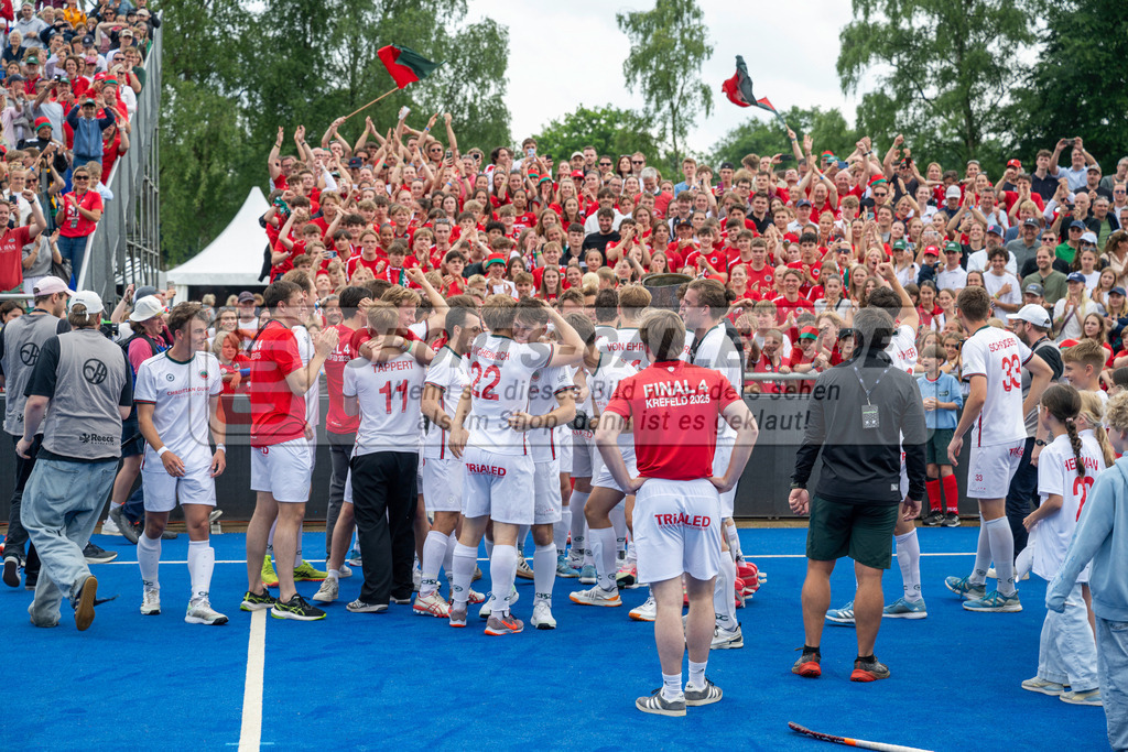 Final4_20250601-1626-Z82_9629 | Krefeld, Deutschland, 01.06.2025:  Feldhockey Final4 2025 – „Deutsche Feldhockey-Meisterschaften 2025“ Crefelder HTC - Rot-Weiss Köln (Finale Herren) im Gerd-Wellen-Hockeyanlage am 01.06.2025 in Krefeld, Deutschland. (Foto von Kramhöller/Fehrmann/Kaste)Krefeld, Germany, 01.06.2025: Feldhockey Final4 2025 – „Deutsche Feldhockey-Meisterschaften 2025“ Harvestehuder HTC - Düsseldorfer HC (Finale Damen) in Gerd-Wellen-Hockeyanlage at 01.06.2025 in Krefeld, Deutschland. (Foto from Kramhöller/Fehrmann/Kaste)
