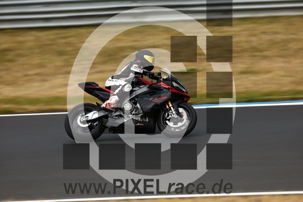 0690-20250717_03831 | Schöne Erinnerungen an spannende Momente - das festzuhalten ist unser Job. PIXELrace.de ist seit 2003 auf den Rennstrecken Europas unterwegs um die Action draußen beim Fahren und die wunderbare Stimmung imm Fahrerlager für euch einzufangen.