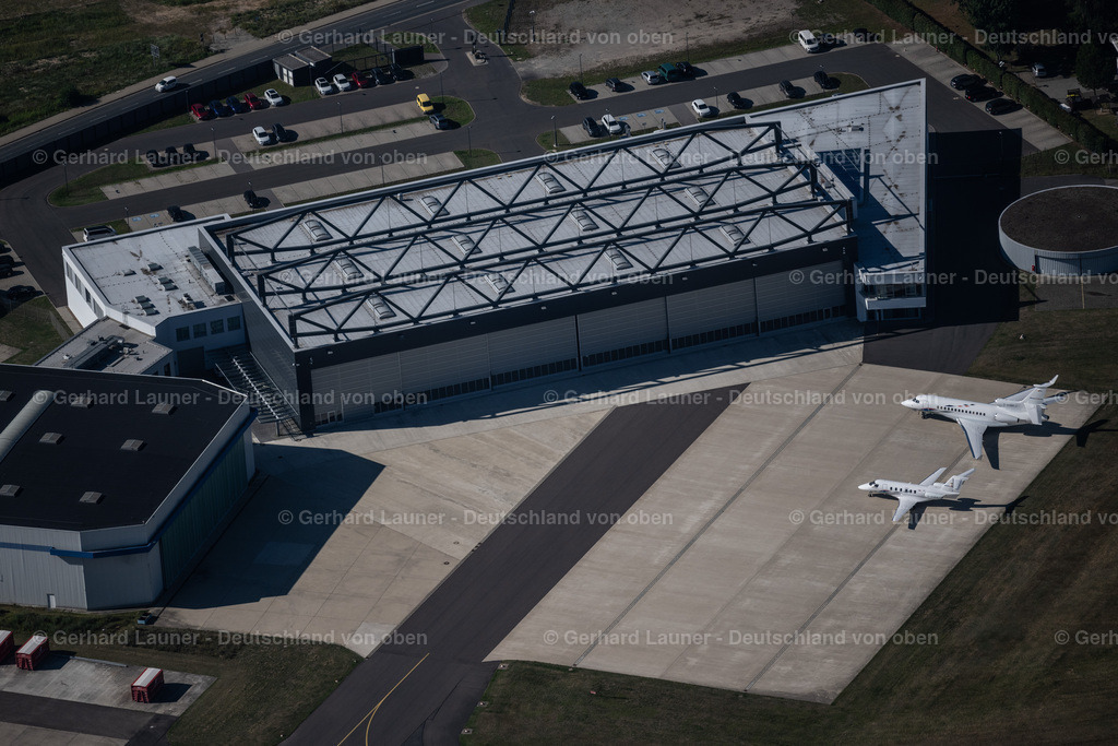 4034916 | BRAUNSCHWEIG 31.07.2020 Hangar- Anlagen und Flugzeughallen zur Luftfahrzeugwartung am Flughafen im Ortsteil Kralenriede in Braunschweig im Bundesland Niedersachsen, Deutschland. // Hangar equipment and aircraft hangars for aircraft maintenance on airport in the district Kralenriede in Brunswick in the state Lower Saxony, Germany. Foto: Gerhard Launer