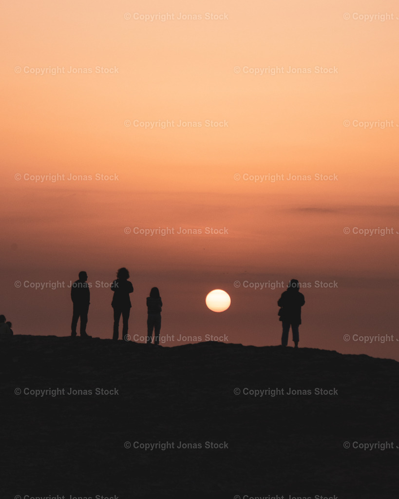 Enjoying Sunset | I was not the only one staring at the sunset.  - Realisiert mit Pictrs.com