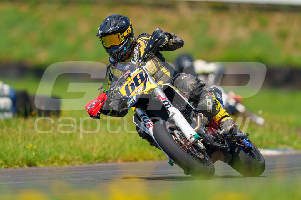 G-Cup + Supermoto Staatsmeisterschaft + Hungarian Supermoto Championship | GRIPcapture steht für authentische Sportfotografie in Österreich – für Momente, die mehr sind als Geschwindigkeit oder Ergebnis. Es geht um Emotion, Spannung, Fokus und den Augenblick, der oft nur einen Wimpernschlag dauert.Ob Motorsport, Teamsport oder 