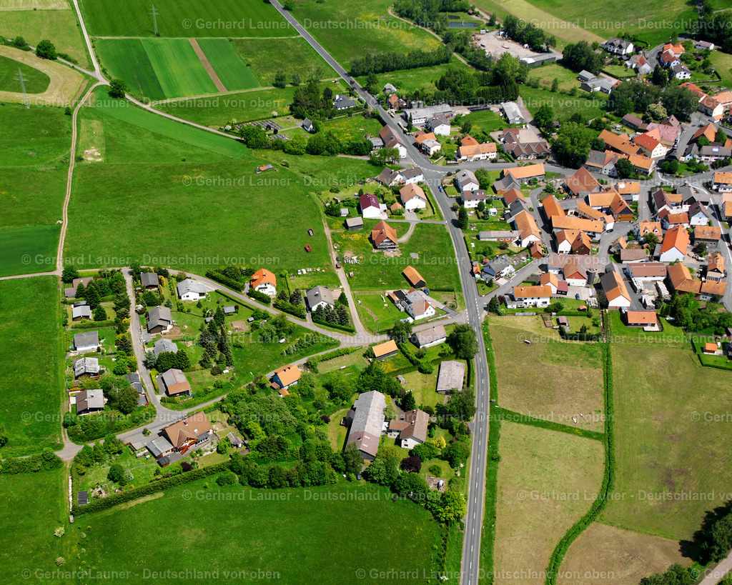 2615683 | DIRLAMMEN 09.06.2006 Landwirtschaftliche Nutzflächen und Feldgrenzen  umsäumen das Siedlungsgebiet des Dorfes in Dirlammen im Bundesland Hessen, Deutschland // Agricultural land and field boundaries surround the settlement area of the village  in Dirlammen in the state Hesse, Germany Foto: Gerhard Launer