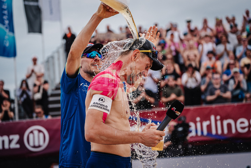 Beachvolleyball | Männer | Allianz German Beach Tour 2025 | Tourstop Bremen | 15.06.2025 | v.l. David Poniewaz übergießt Bennet Poniewaz nimmt Bier
