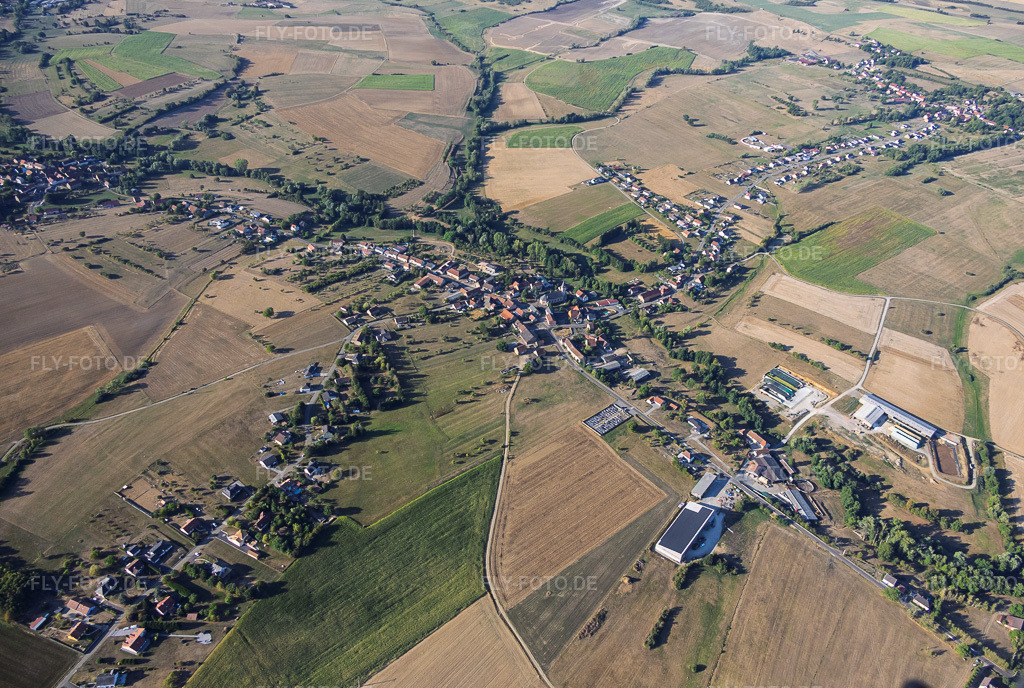 Luftbild: Ortsansicht aus Norden in Bettviller im Bundesland Moselle in Frankreich. – Foto: IMG_158579.jpg vom 14.08.2026 durch Werner Riehm/FLY-FOTO.de – Auflösung des Originals: 5737 x 3852 px