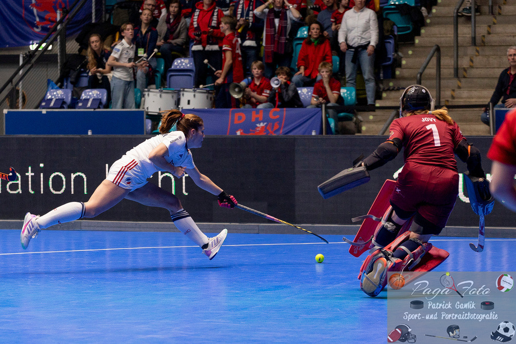 Volvo E.R.B. Final 4 Halbfinale Frauen: Mannheimer HC - Düsseldorfer HC, 25.01.2025 | Sonja Zimmermann (Mannheimer HC #11) & Femke Jovy (Düsseldorfer HC #1), Mannheimer HC - Düsseldorfer HC, Frankfurt, Süwag Arena, 25.1.2025 - Realisiert mit Pictrs.com