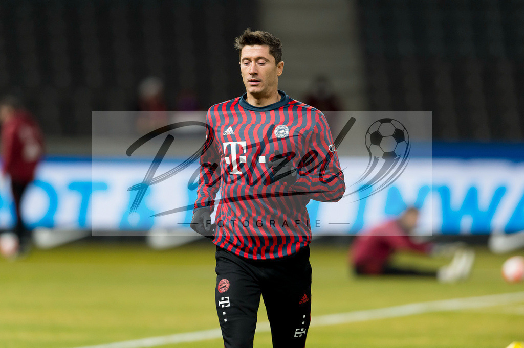 BSCFCB20220123_022 | Fussball, Herren: Robert Lewandowski (FC Bayern Muenchen) schaut bei dem Spiel der 1. Bundesliga zwischen Hertha BSC und FC Bayern Muenchen im Olypiastadion am 23.01.2022 in Berlin, Deutschland.DFB / DFL REGULATIONS PROHIBIT ANY USE OF PHOTOGRAPHS AS IMAGE SEQUENCES AND/OR QUASI-VIDEO. - Realisiert mit Pictrs.com