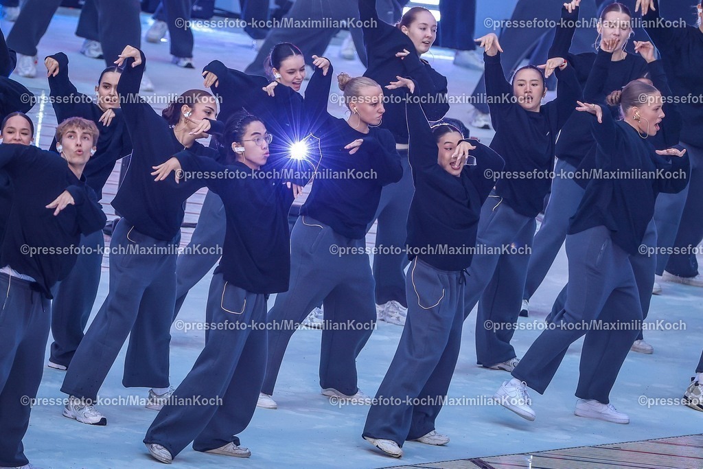 FISU16072501011 | 16.07.2025, Duisburg, FISU World University Games Summer, Rhine-Ruhr 2025, Opening Ceremony, Schauinsland-Reisen-Arena: Tänzer performen bei der Eröffnungsfeier. Tanzeinlage Akrobatik Musik Musikeinlage Tanz Performance Choreografie Choreo 