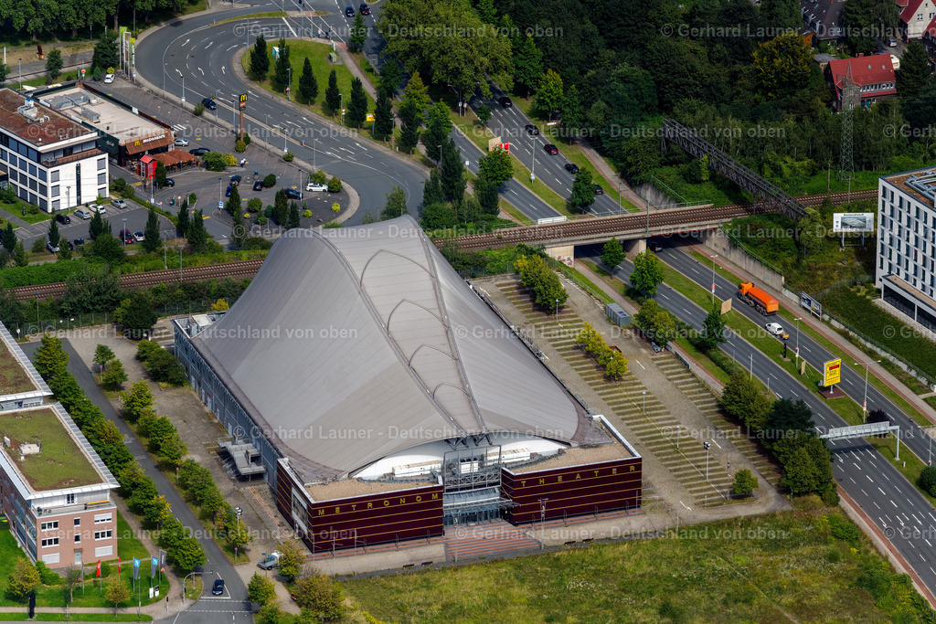 4050252 | OBERHAUSEN 25.08.2021 Gebäude des Konzerthauses und Theater- Schauspielhauses der "STAGE EN­TER­TAIN­MENT GMBH" am Musikweg in Oberhausen im Bundesland Nordrhein-Westfalen, Deutschland. // Building of the concert hall and theater playhouse in Oberhausen in the state North Rhine-Westphalia, Germany. Foto: Gerhard Launer